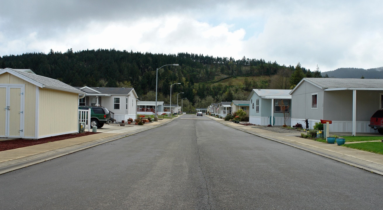 1000 E Central Ave in Sutherlin, OR - Foto de edificio