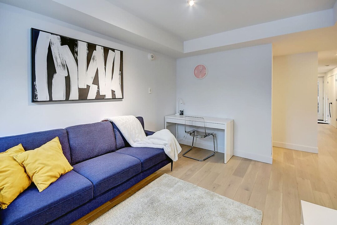 2318 Rue Sainte-Catherine E in Montréal, QC - Building Photo