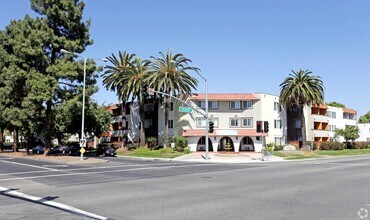 Casa Serena in Fremont, CA - Foto de edificio - Building Photo