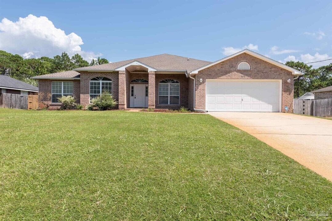 2010 Eagle Ln in Navarre, FL - Building Photo