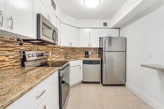 5225 Collins Ave, Unit 410 in Miami, FL - Building Photo - Building Photo