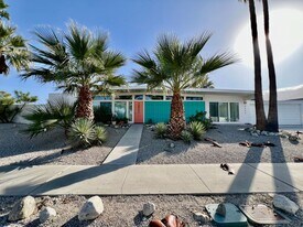 3663 E Paseo Barbara in Palm Springs, CA - Building Photo