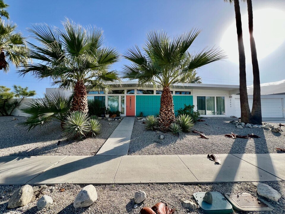 3663 E Paseo Barbara in Palm Springs, CA - Building Photo