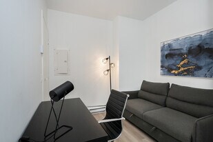 1055 Rue de la Montagne in Montréal, QC - Building Photo