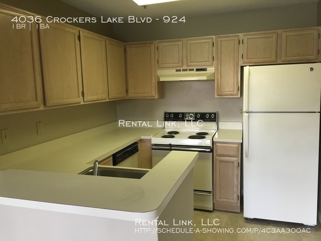 4036 Crockers Lake Blvd-Unit -924 in Sarasota, FL - Foto de edificio - Building Photo