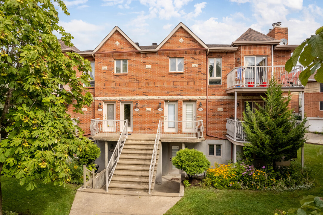 7062 Marie-Rollet Rue in Montréal, QC - Building Photo