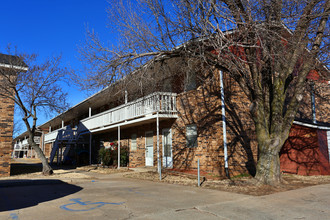 Spring Creek Apartments in Oklahoma City, OK - Foto de edificio - Building Photo