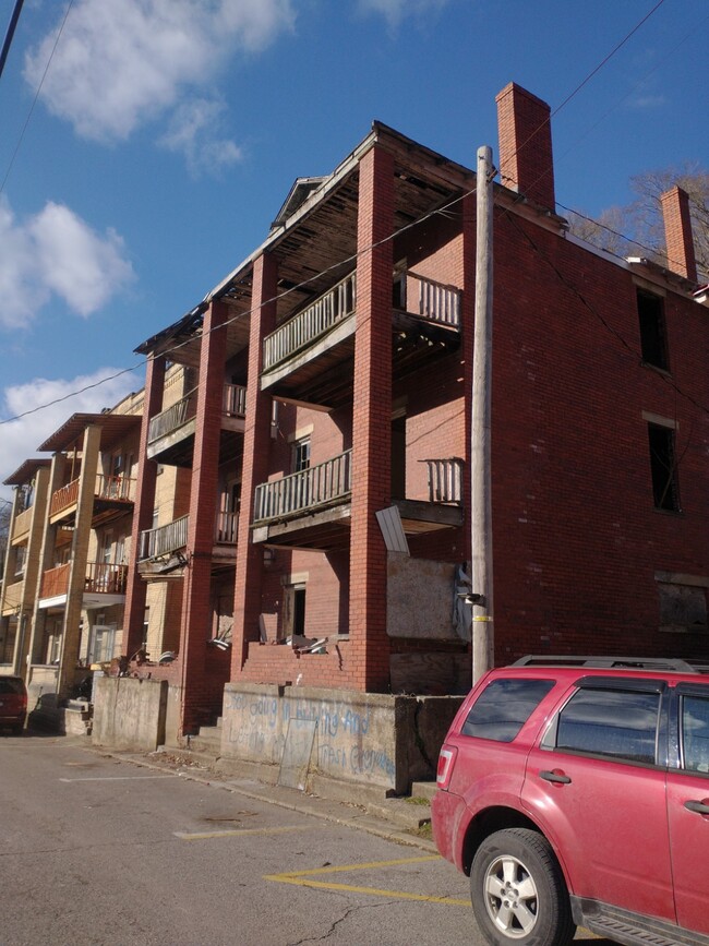 103 Pine St in Logan, WV - Building Photo - Building Photo