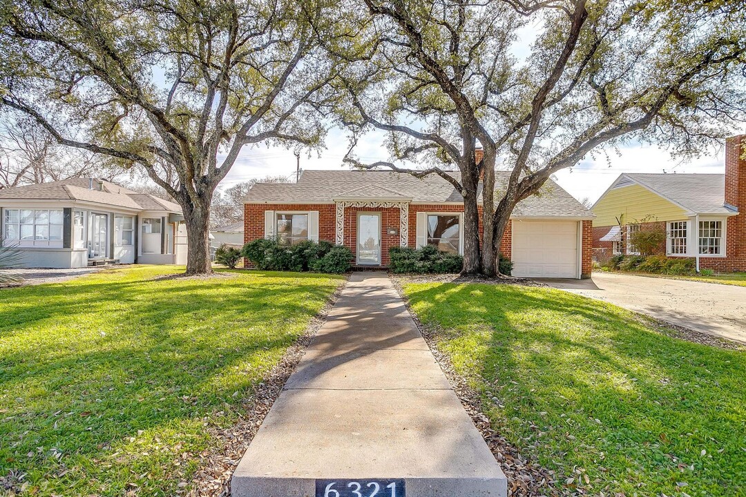 6321 Calmont Ave in Fort Worth, TX - Building Photo