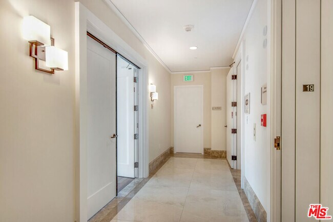 1 W Century Dr in Los Angeles, CA - Foto de edificio - Building Photo