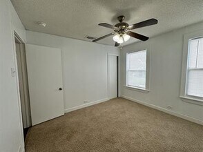 415 N Doak St in Taylor, TX - Building Photo - Building Photo