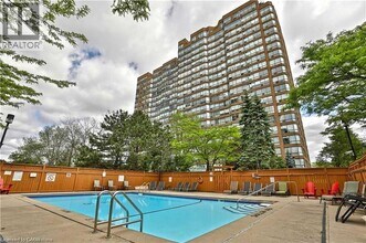 1270 Maple Crossing Blvd in Burlington, ON - Building Photo - Building Photo