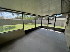 306 Spring Creek Ave in Brandon, FL - Foto de edificio - Building Photo