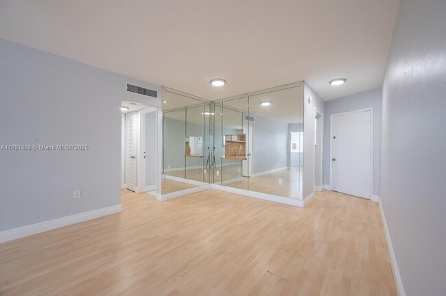 1651 NE Miami Gardens Dr in North Miami Beach, FL - Building Photo - Building Photo