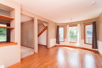 735 Emerald Ave NE in Grand Rapids, MI - Building Photo - Building Photo