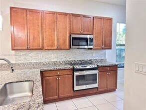 3275 W 96 Pl in Hialeah, FL - Building Photo - Building Photo