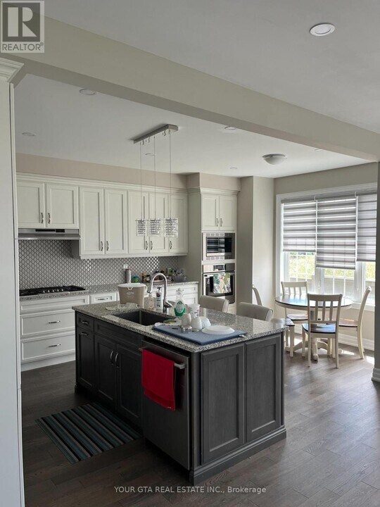 102 Burnhamthorpe Rd E in Oakville, ON - Building Photo