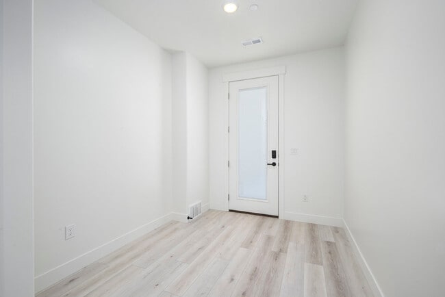 11056 S Lake Run Rd in South Jordan, UT - Building Photo - Building Photo