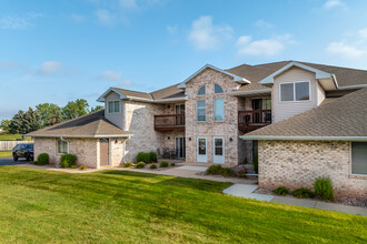 Trumpeter Trails in De Pere, WI - Foto de edificio - Building Photo