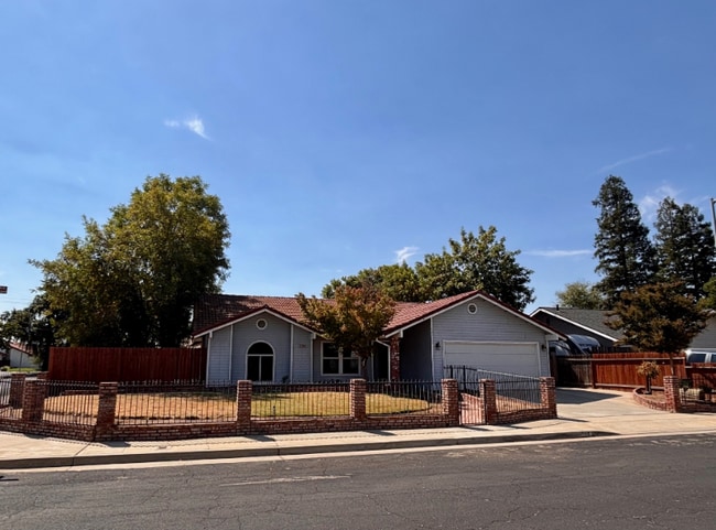 2396 Menlo Ave in Clovis, CA - Building Photo - Building Photo