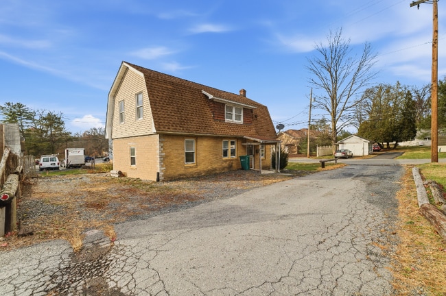 4 Grandview St in East Stroudsburg, PA - Building Photo - Building Photo