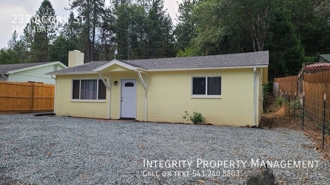 231 Acorn St in Merlin, OR - Foto de edificio - Building Photo