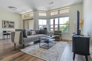 1501 W Howard Ln in Austin, TX - Building Photo