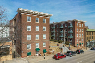 Harney Court in Omaha, NE - Foto de edificio - Building Photo