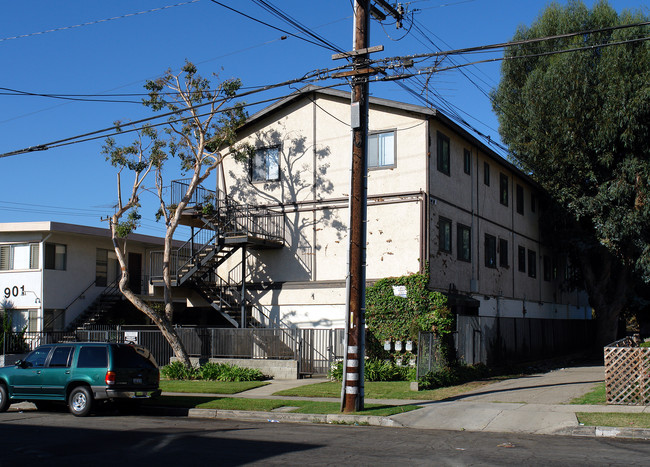 907 N Inglewood Ave in Inglewood, CA - Building Photo - Building Photo