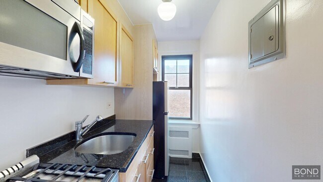 95 Christopher St in New York, NY - Building Photo - Building Photo