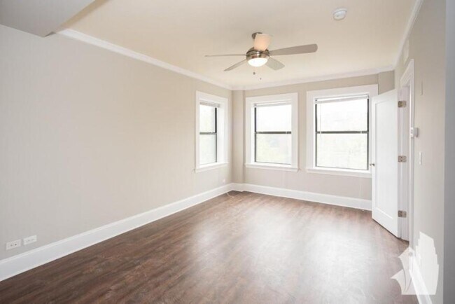 property at 817 W Lakeside Pl