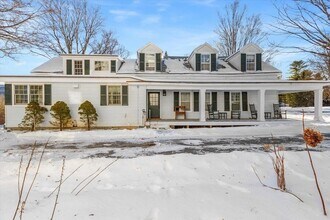 3436 Main St in Manchester, VT - Foto de edificio - Building Photo