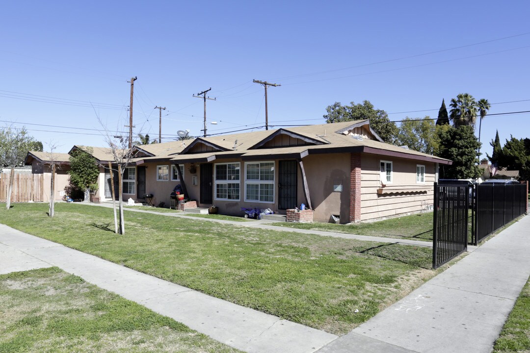 213 W Guinida Ln in Anaheim, CA - Building Photo