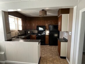 388 Snell St, Unit Second Floor in Fall River, MA - Building Photo - Building Photo