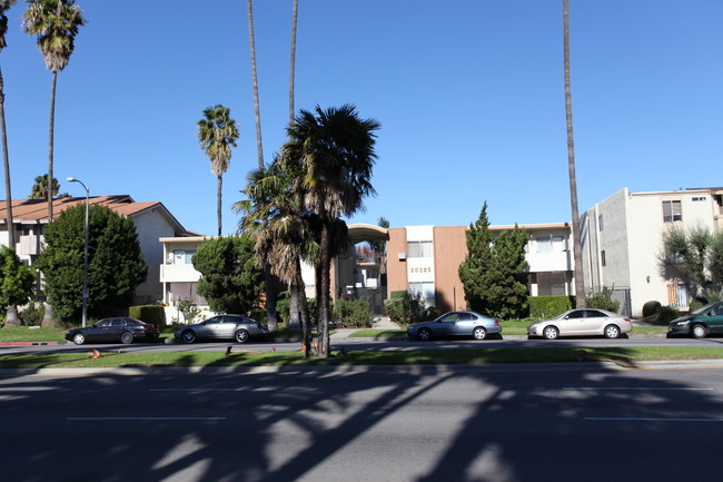 20325 Sherman Way in Winnetka, CA - Foto de edificio - Building Photo