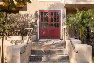 8555 Cashio St in Los Angeles, CA - Foto de edificio - Building Photo