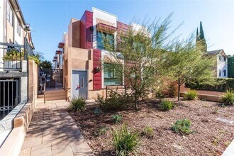 1212 Viola Ave, Unit 102 in Glendale, CA - Foto de edificio - Building Photo