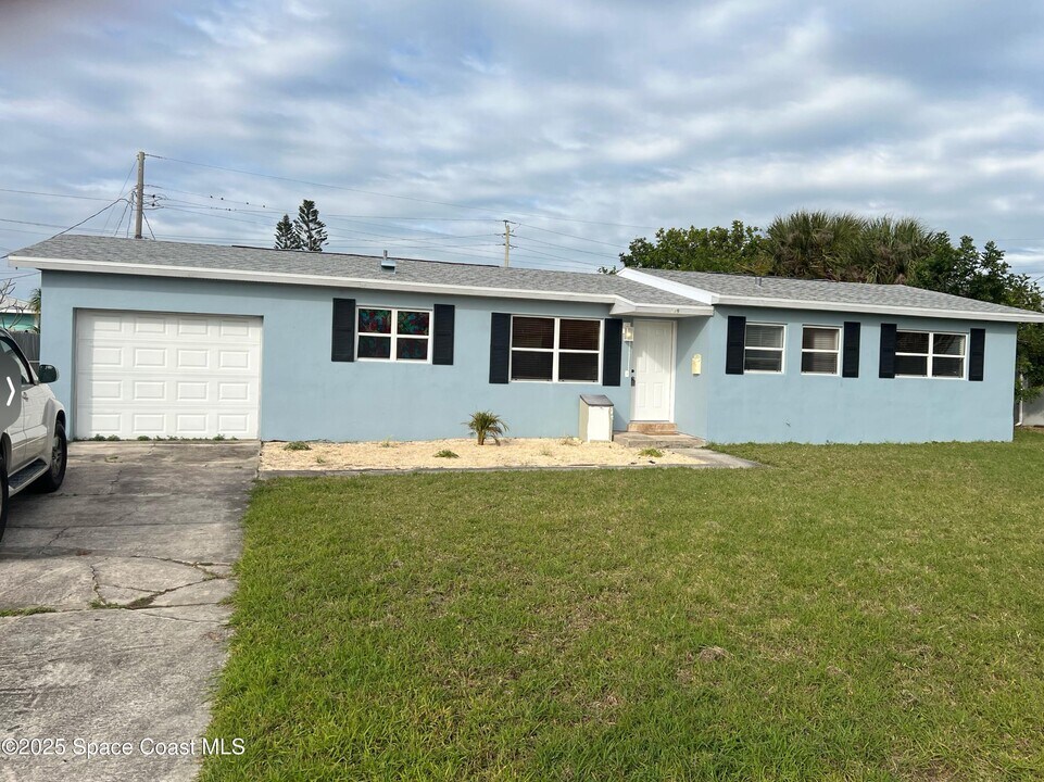 239 NE 2nd St in Satellite Beach, FL - Building Photo