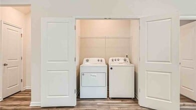 1056 Thomasville Estate Way in Atlanta, GA - Foto de edificio - Building Photo