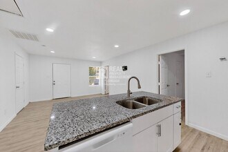 631 W Baker St in Denison, TX - Building Photo - Building Photo