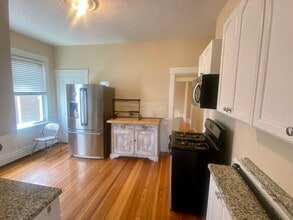 133 Otis St, Unit 2R in Cambridge, MA - Building Photo - Building Photo