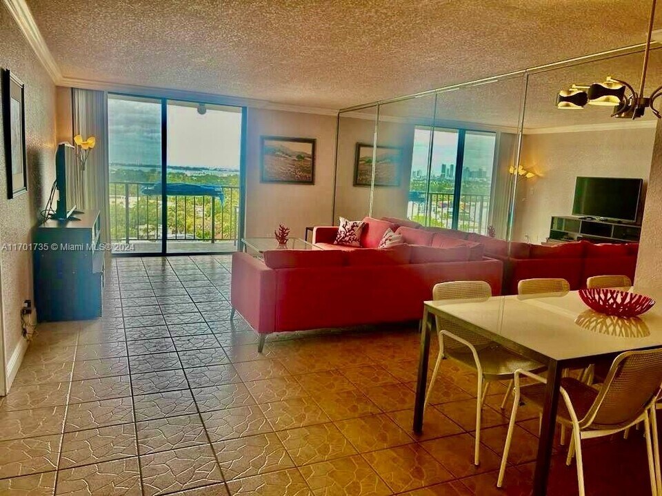 2625 Collins Ave in Miami, FL - Building Photo