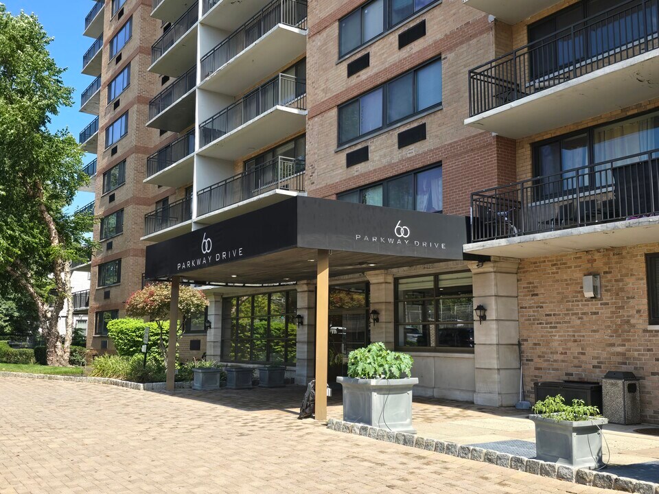 60 Parkway Dr E, Unit 8F in East Orange, NJ - Foto de edificio