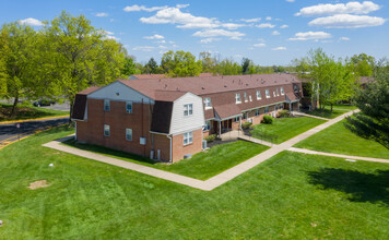 Foxwood Manor Apartments in Levittown, PA - Foto de edificio - Building Photo