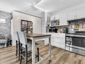 995 Massachusetts Ave, Unit 403 in Arlington, MA - Foto de edificio - Building Photo