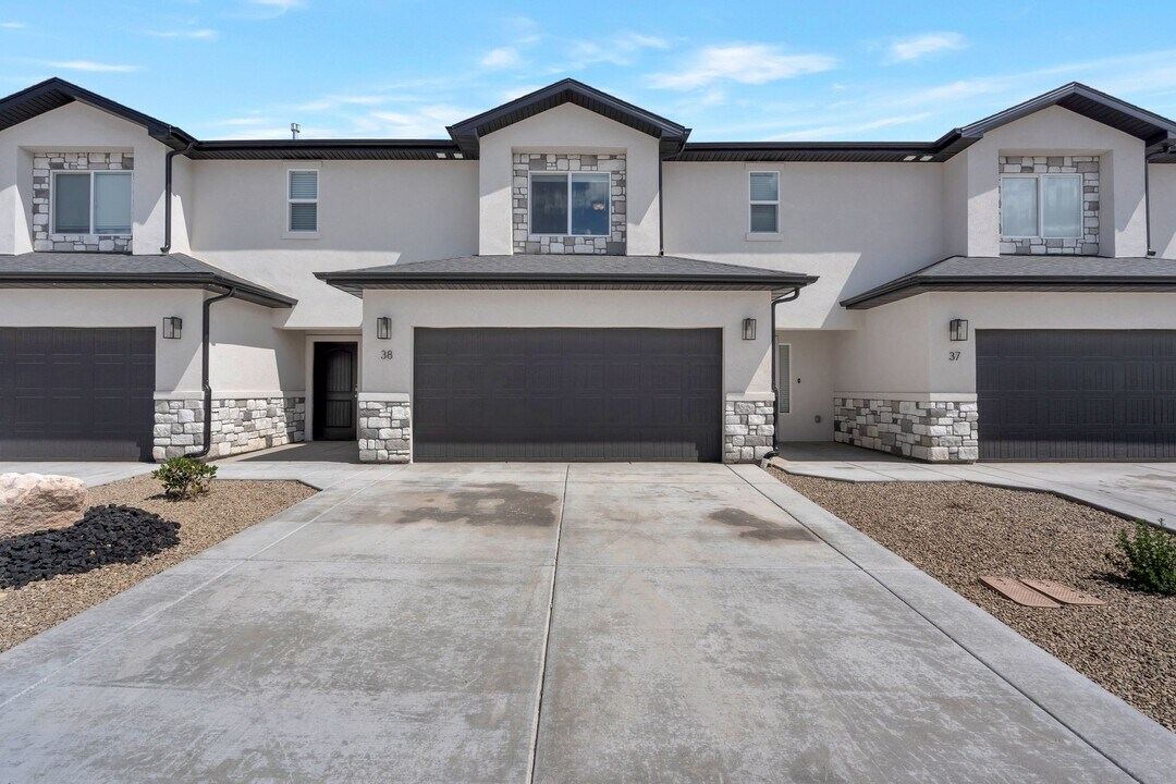 668 E Fiddlers Canyon Rd in Cedar City, UT - Building Photo