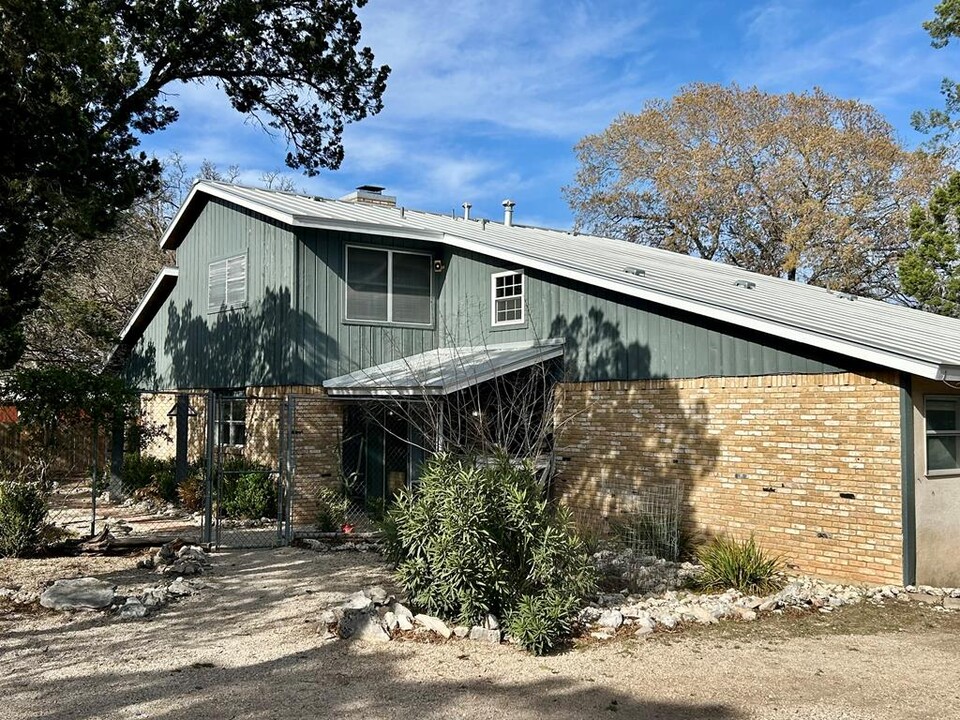 133 Hi Line Dr W in Ingram, TX - Building Photo