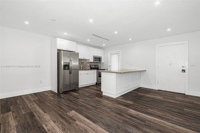 6910 Bay Dr in Miami Beach, FL - Building Photo - Building Photo
