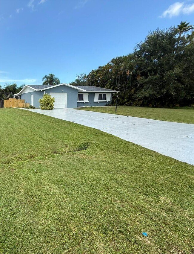 371 SW Lakehurst Dr in Port St. Lucie, FL - Building Photo - Building Photo