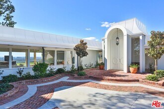 1174 N Hillcrest Rd in Beverly Hills, CA - Building Photo - Building Photo